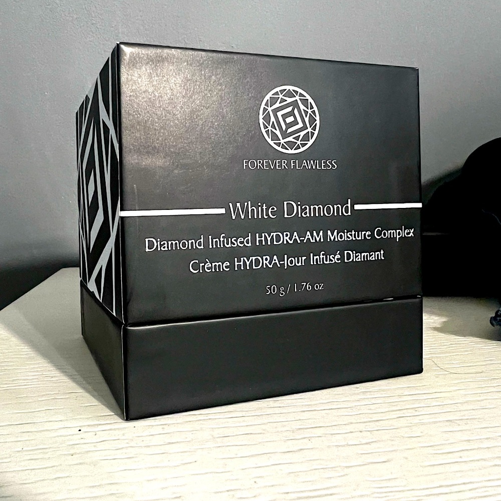 Forever Flawless White Diamond Diamond Infused HYDRA-AM Moisture Complex Crème